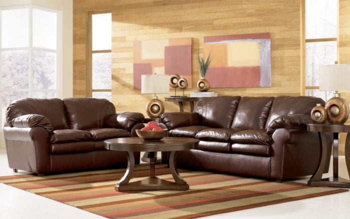 Ngoài vẻ sang trọng, sofa mang gam màu nâu da bò còn rất dễ vệ sinh và làm sạch 