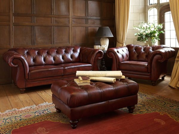 Bộ sofa màu da bò đẳng cấp với chiếc sofa văng 2 chỗ đi kèm với đôn sofa cũng như sofa đơn cực kỳ tiện dụng
