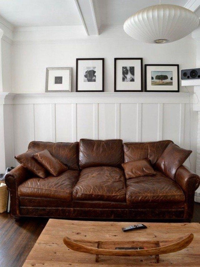 Không chỉ chiếc sofa mà những chiếc gối ôm cũng được chế tác hoàn toàn bằng da bò đồng màu với bộ sofa. Ai cũng ao ước có được em nó trong không gian nội thất gia đình nhà mình