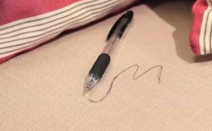 Vết mực bút bi trên sofa vải cứng đầu nhưng không phải là không đánh bật chúng được