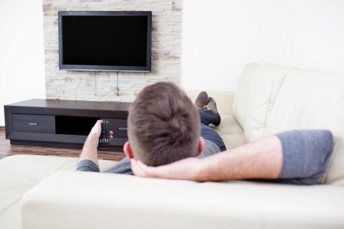 Sử dụng ghế sofa nằm xem tivi gây ra những tác dụng xấu đối với mắt và xương cột sống