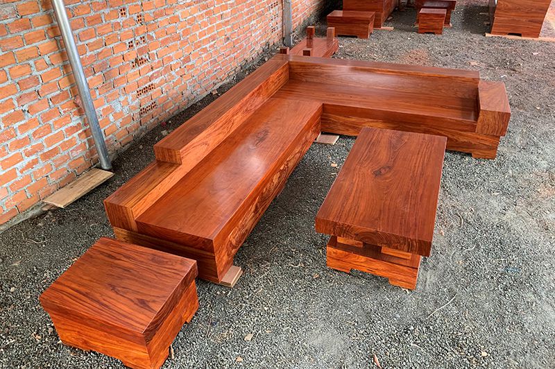 Bộ bàn ghế sofa đơn giản bằng gỗ cẩm lai nguyên khối.